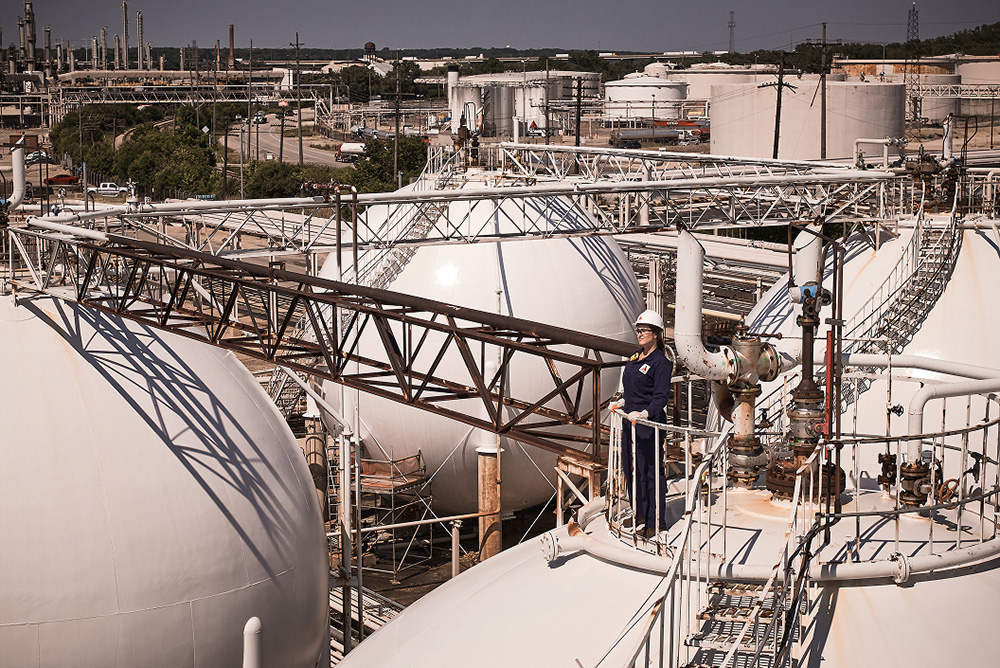Storage and transfer operations at the Lemont Refinery